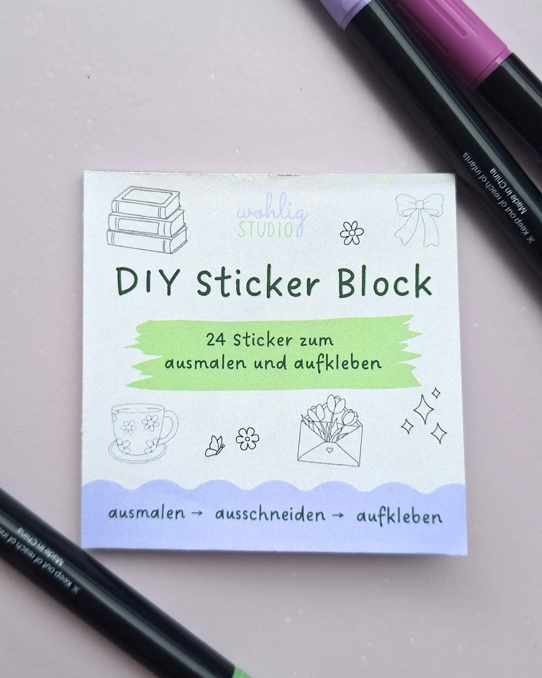 Erstelle deine eigenen Sticker mit diesem DIY Sticker Ausmal Block. Ausmalen, ausschneiden und fertig aufkleben. 