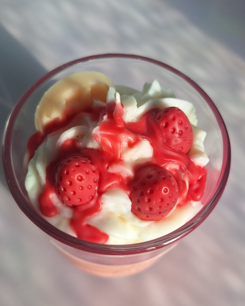 Dessertkerze Strawberry Kiss mit sommerlichen Erdbeerduft