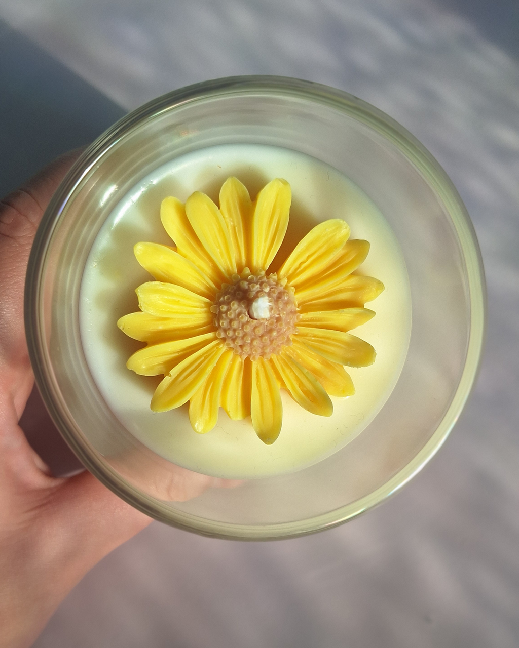 Duftkerze Sunny Daisy duftet nach einer Wildblumenwiese
