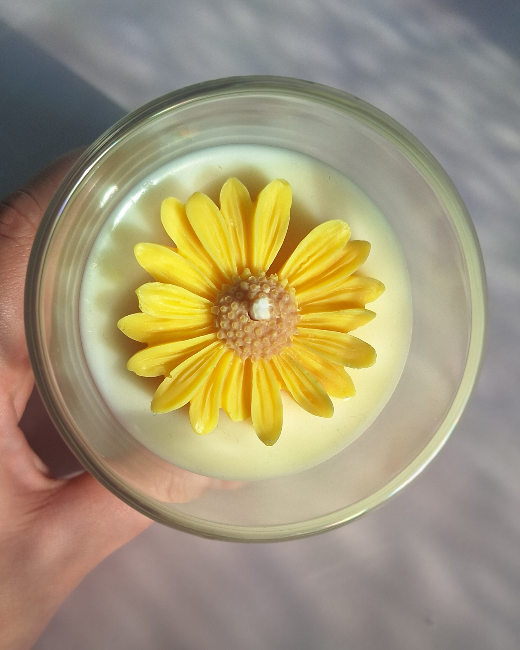 Duftkerze Sunny Daisy duftet nach einer Wildblumenwiese